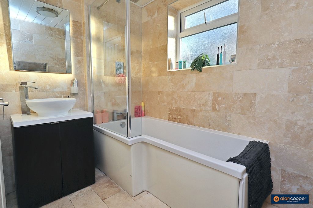 Property photo 3 of 21 4698665