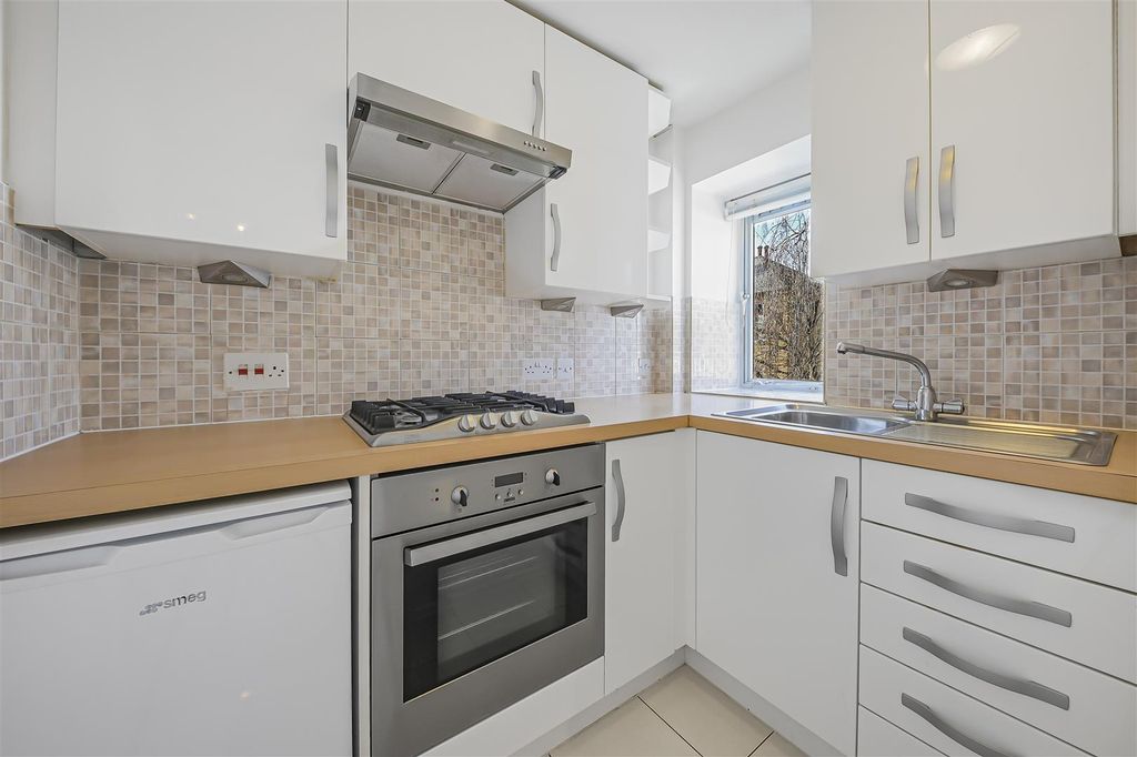 Property photo 2 of 6 Kitchen