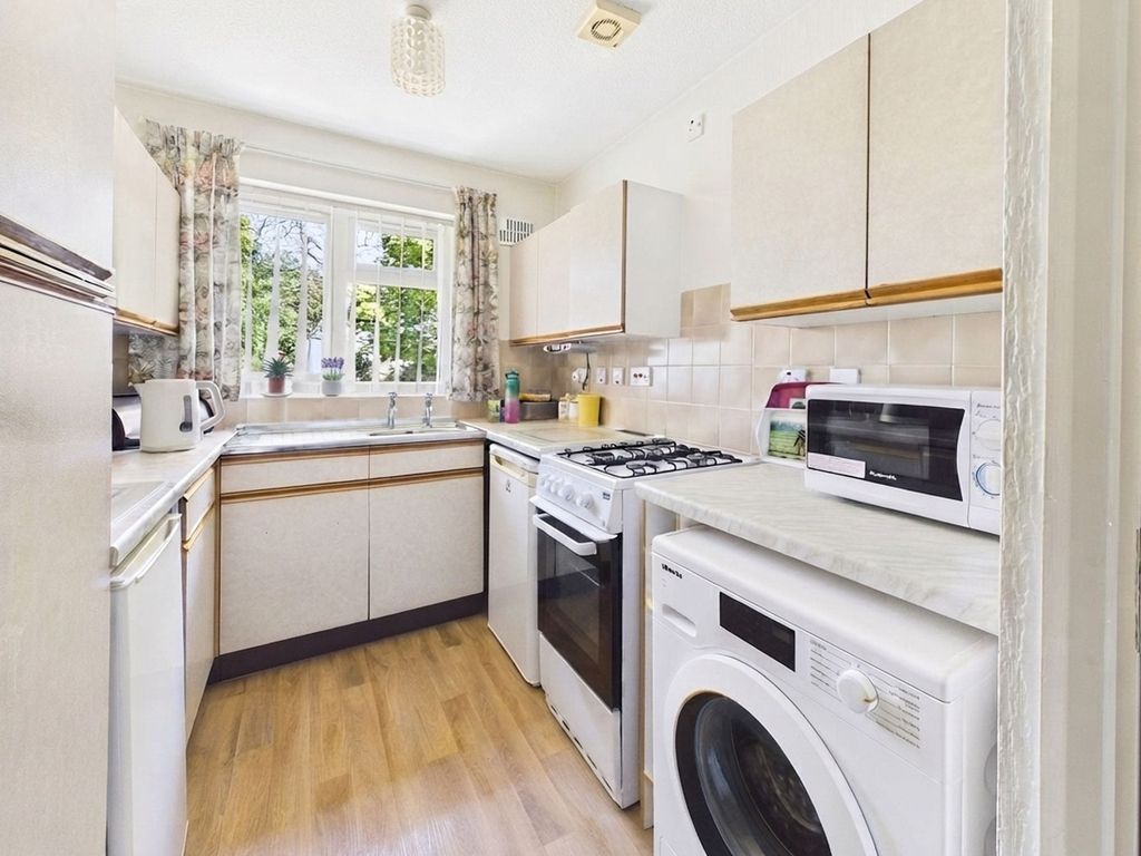 Property photo 3 of 11 Kitchen