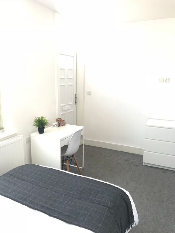 Property photo 3 of 19 Bright And Inviting Double Bedroom Featuring A Coz...