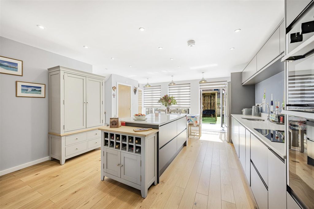 Property photo 3 of 14 Kitchen