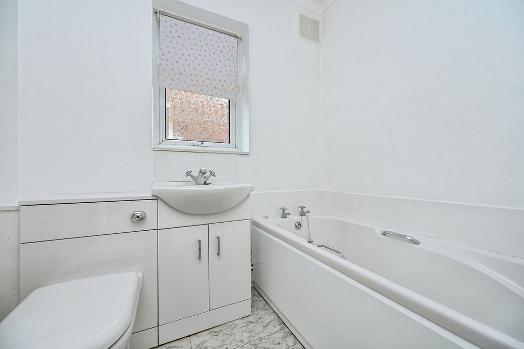 Property photo 3 of 8 Bathroom W/C