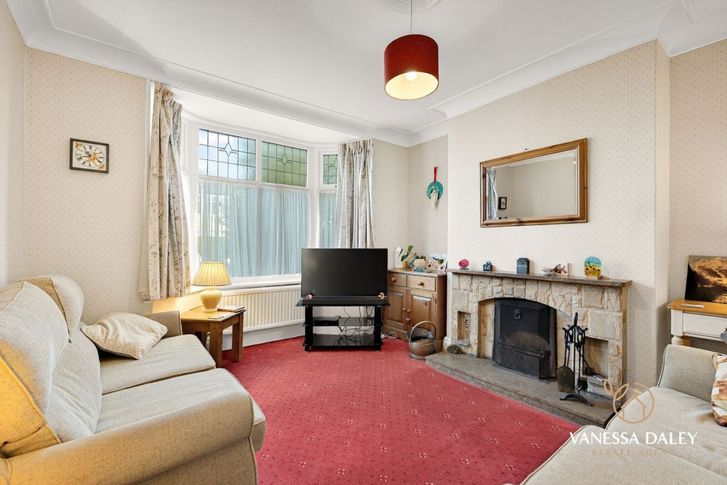 Property photo 3 of 27