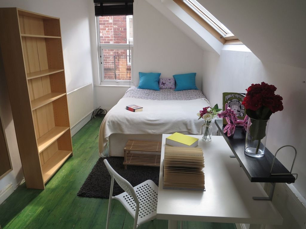 Property photo 2 of 14 Bright And Cozy Single Bedroom Featuring A Bed Wit...