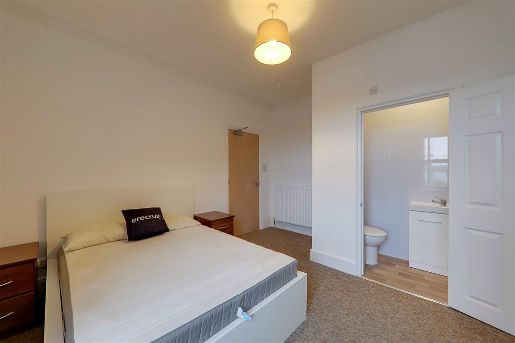 Property photo 3 of 7 Room 4 (Ensuite).Jpg