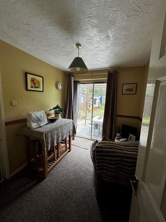 Property photo 3 of 15 33 Chichester - Room.Jpg