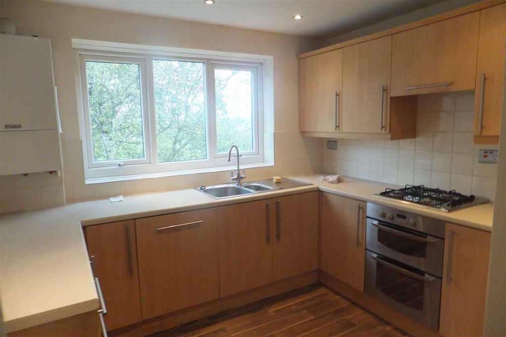 Property photo 3 of 8 Kitchen