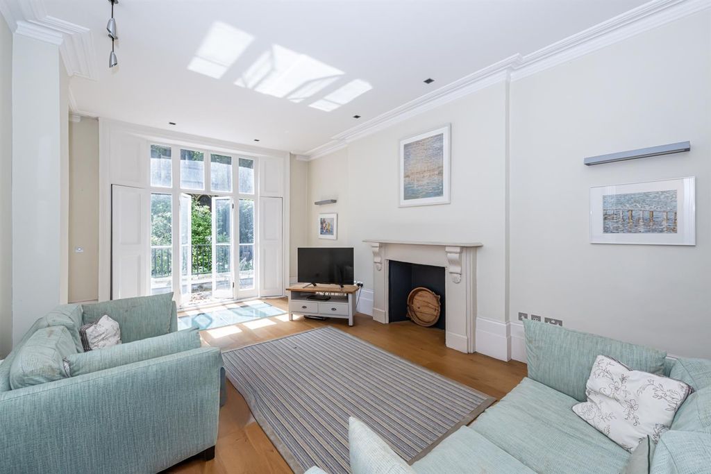 Property photo 2 of 23