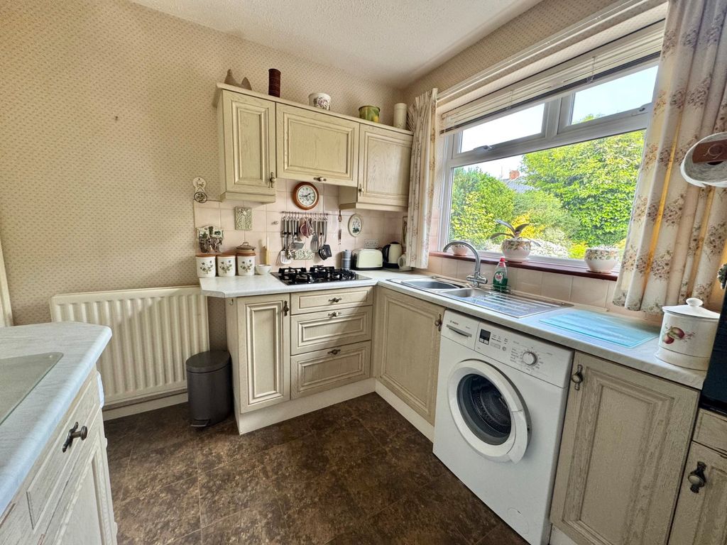 Property photo 2 of 9 Kitchen