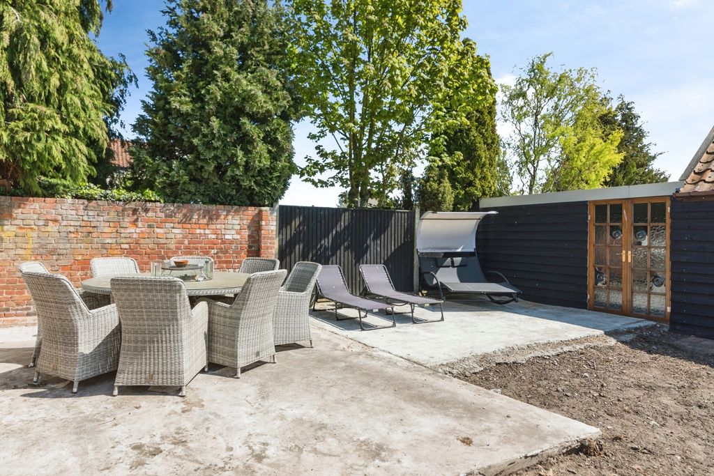 Property photo 2 of 31 Garden