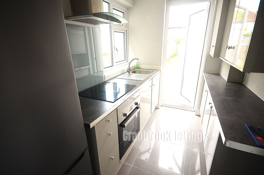 Property photo 1 of 14 End Terrace House To Rent Maypole Crescent, Ilford Ig6