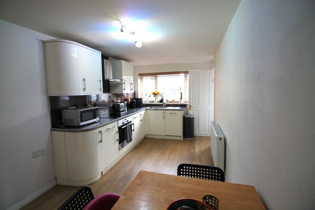 Property photo 3 of 9 Kitchen 2.Jpg