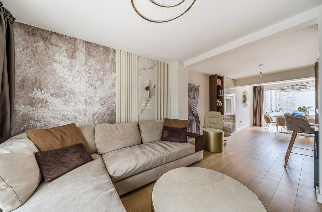 Property photo 3 of 28