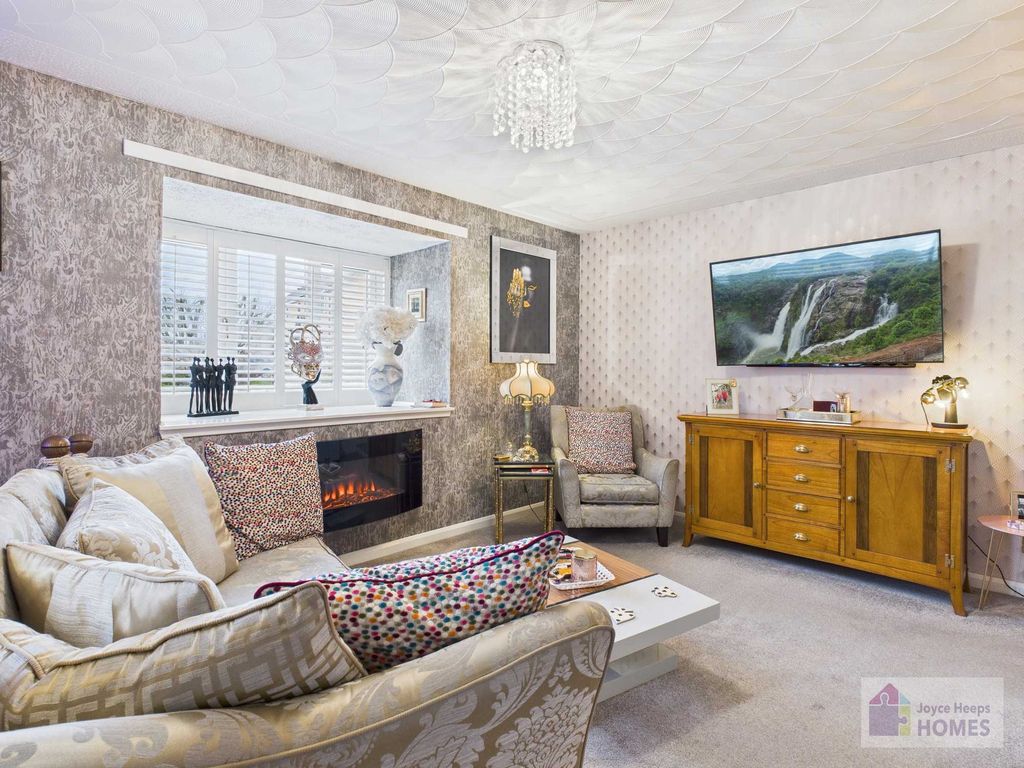 Property photo 3 of 18 Lounge