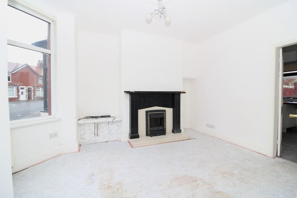 Property photo 2 of 8 Lounge