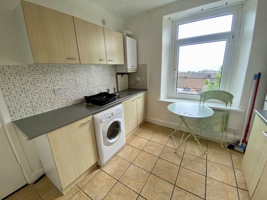 Property photo 3 of 14 Kitchen 3