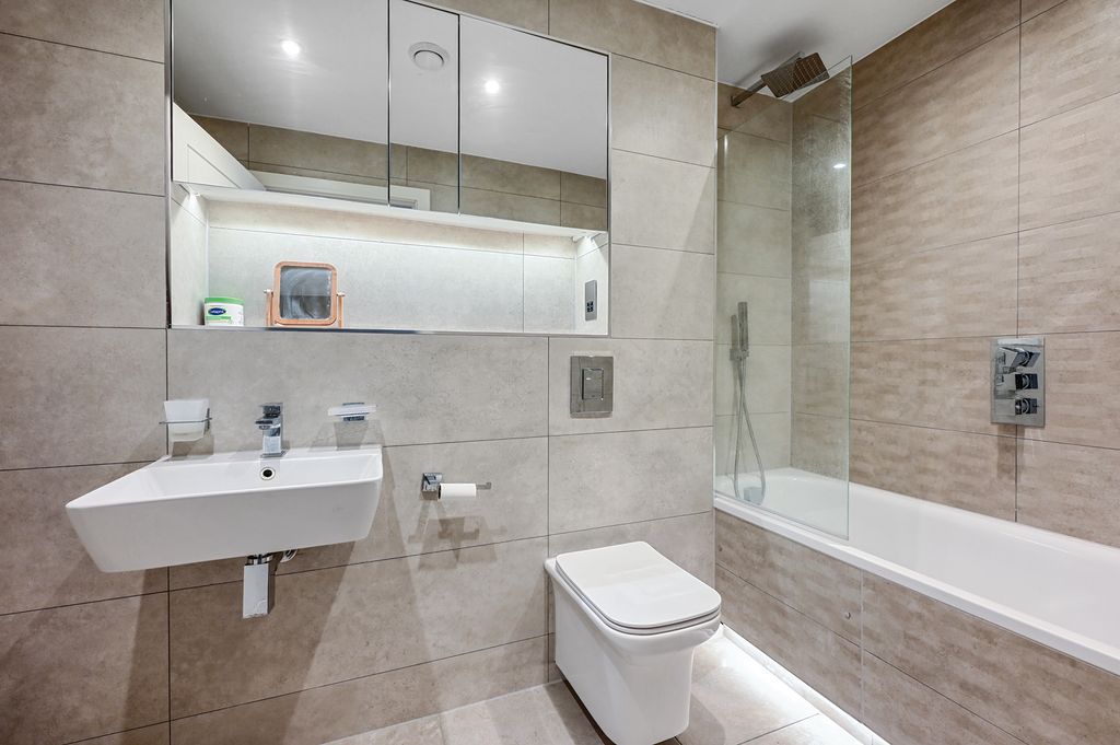 Property photo 2 of 6 Bathroom