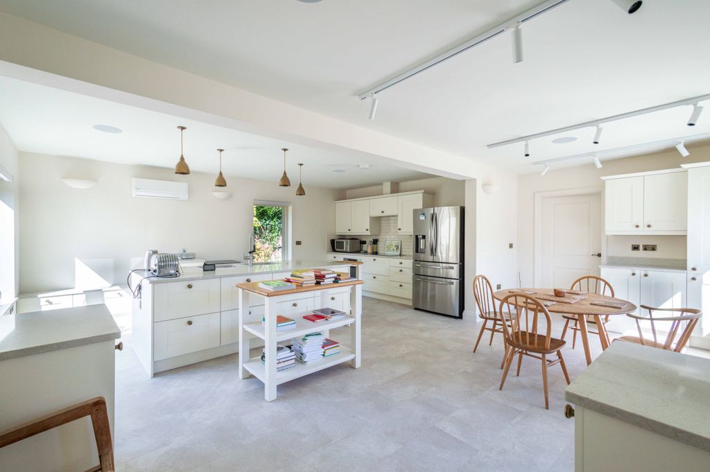 Property photo 2 of 25 9A Chapel Street-06