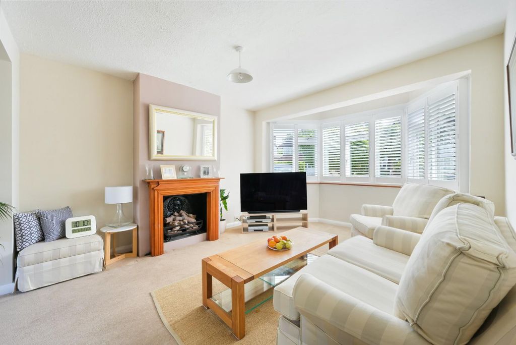 Property photo 2 of 14 Stoneleigh Park Road