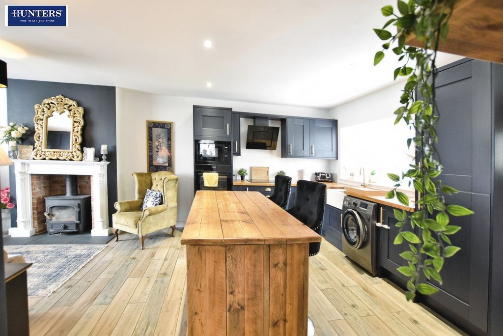 Property photo 3 of 20 Kitchen / Lounge / Diner