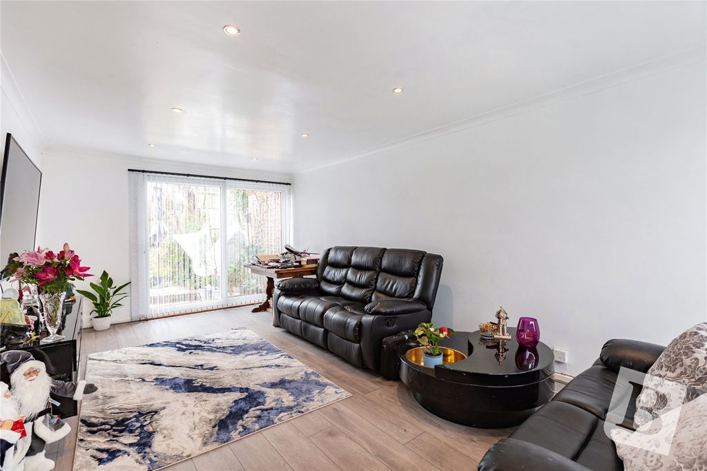 Property photo 2 of 15 Lounge
