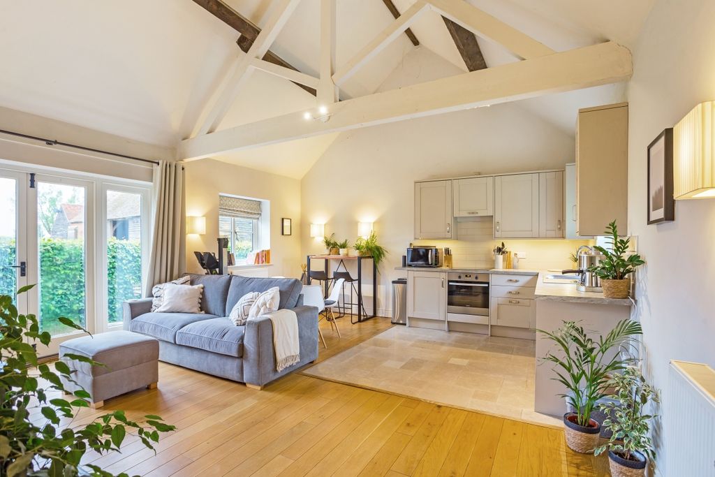 Property photo 2 of 18 .