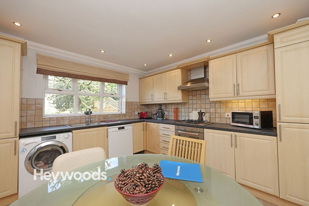 Property photo 2 of 28