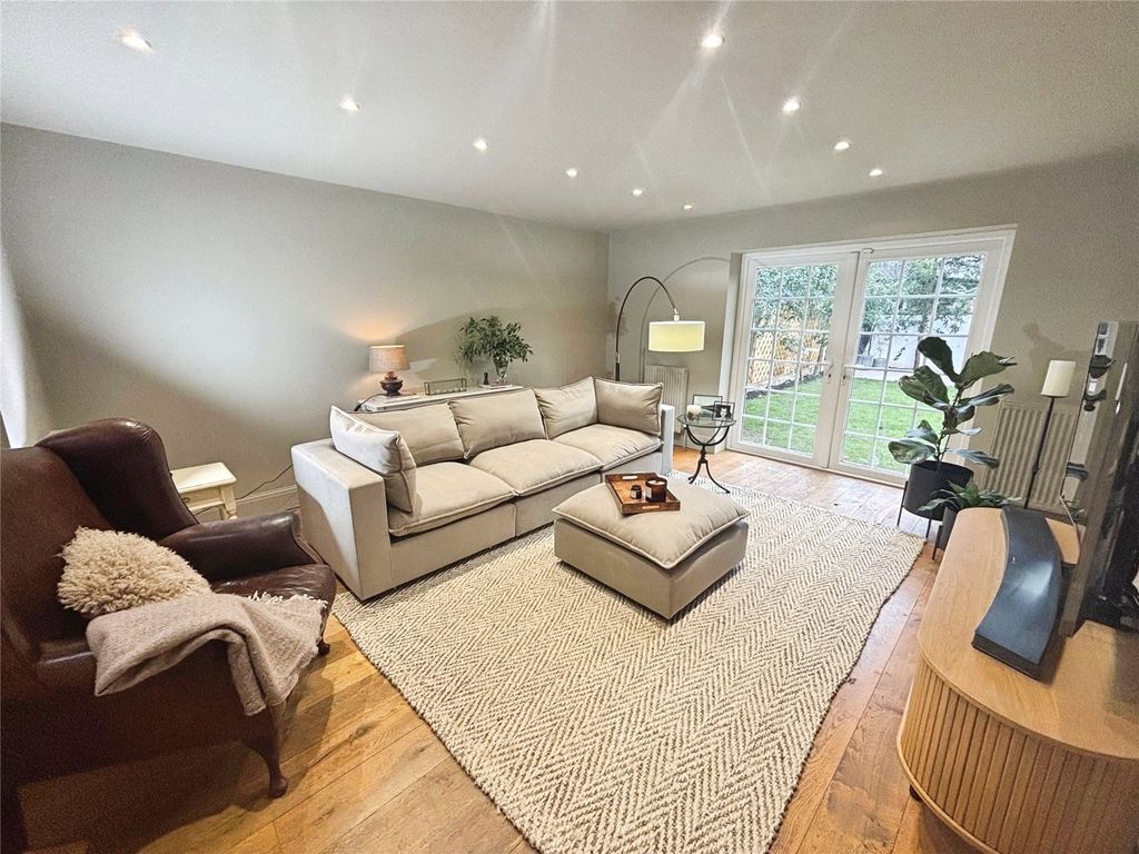 Property photo 2 of 33 Lounge