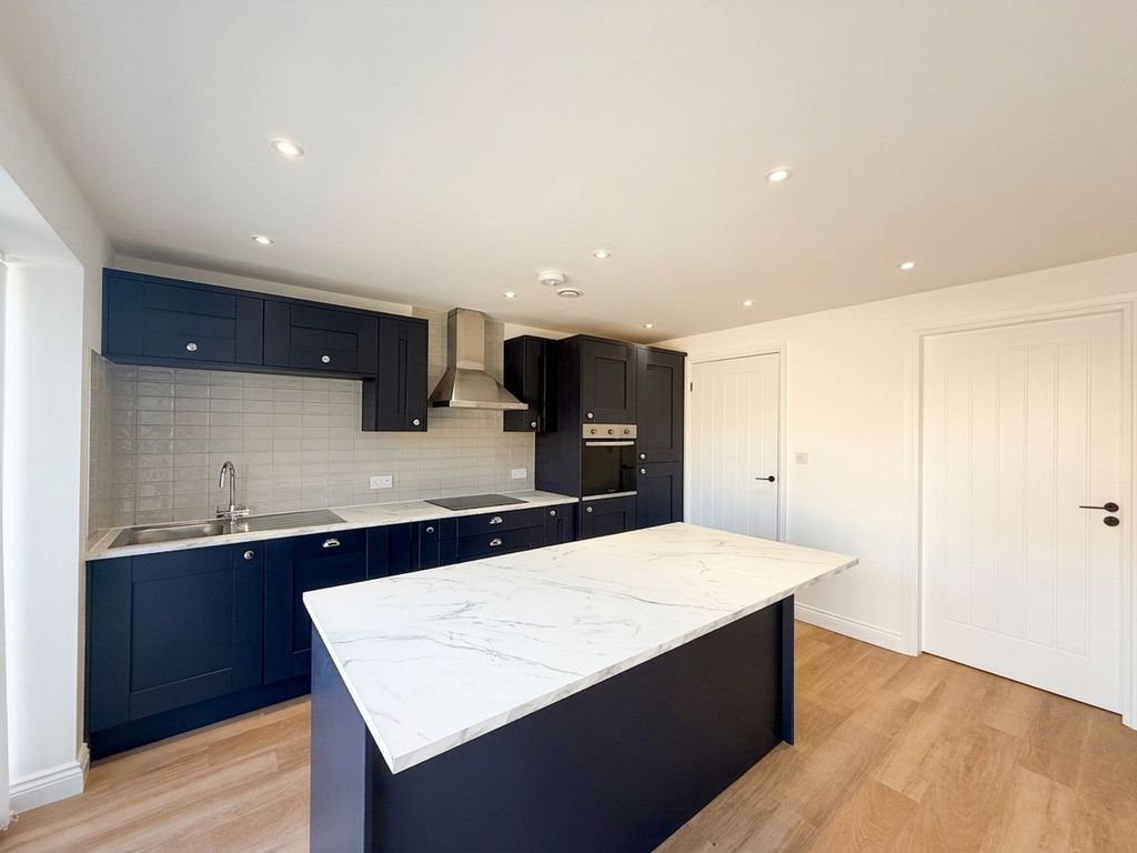 Property photo 2 of 12 Kitchen
