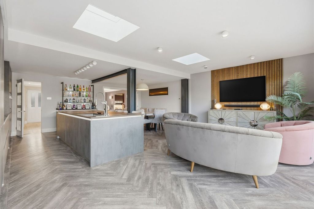 Property photo 3 of 45