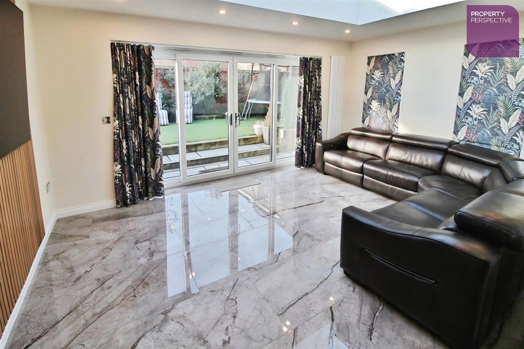 Property photo 3 of 17 Orangery