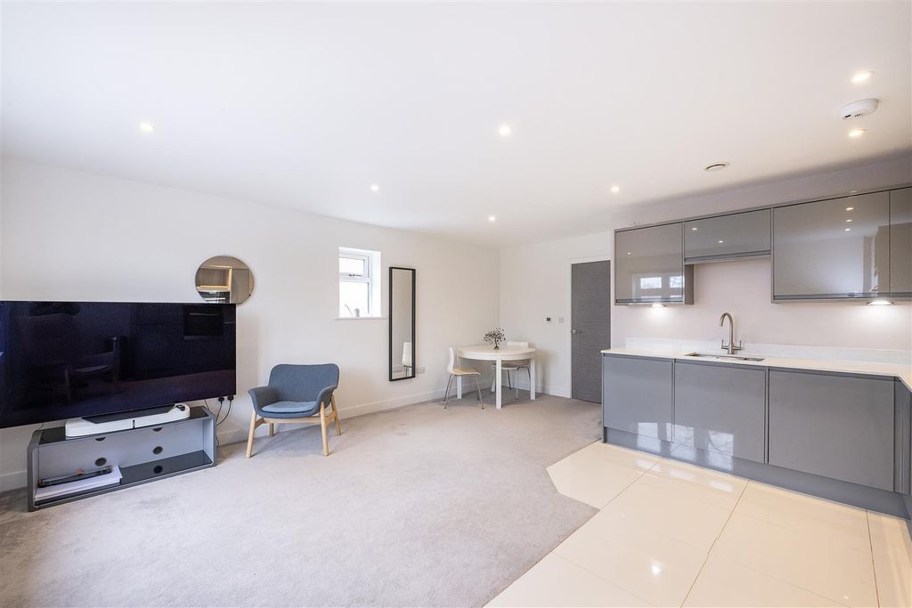 Property photo 3 of 10 7-St-Margarets-Court-03.Jpg