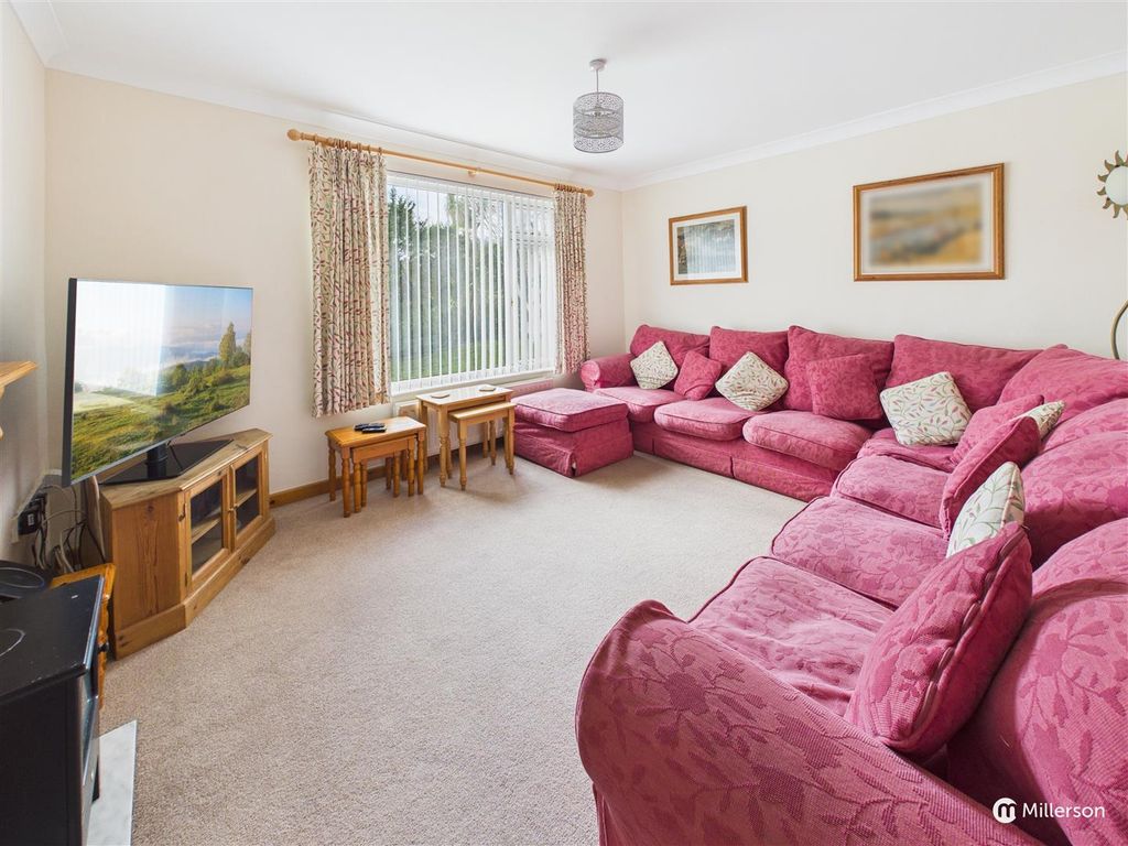 Property photo 3 of 37 Lounge