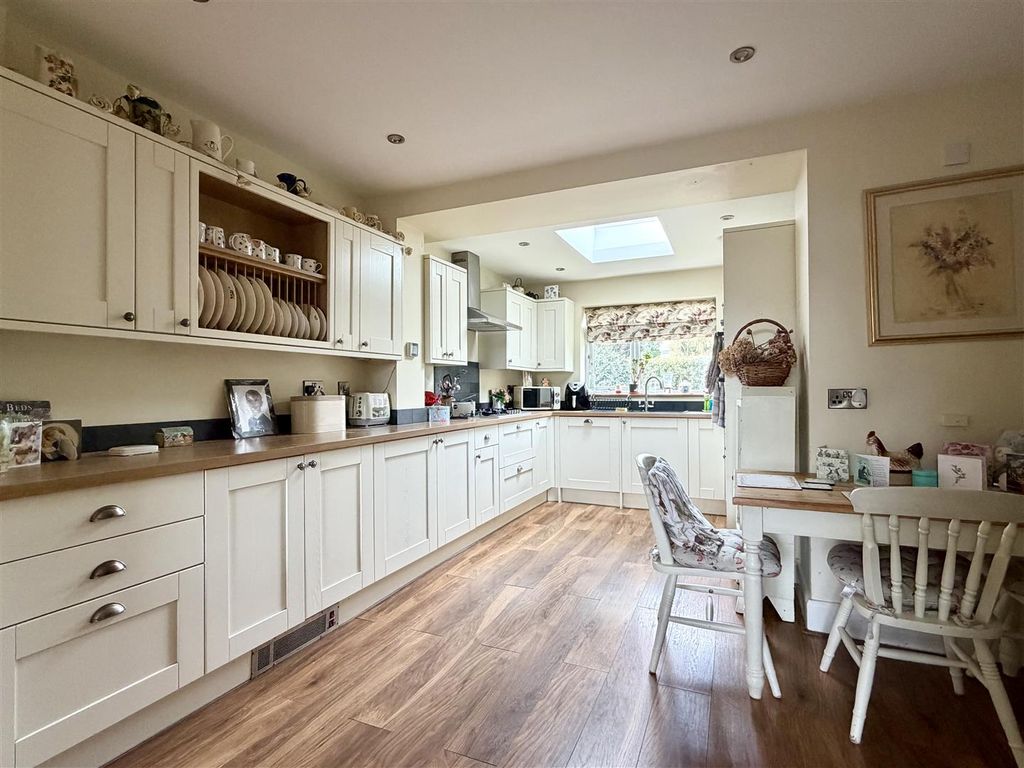 Property photo 2 of 33