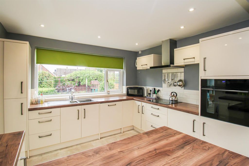 Property photo 3 of 17 Kitchen