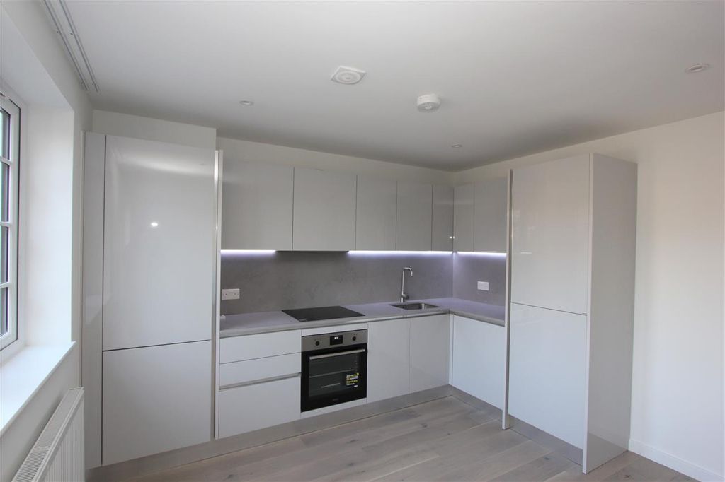 Property photo 3 of 8 Kitchen