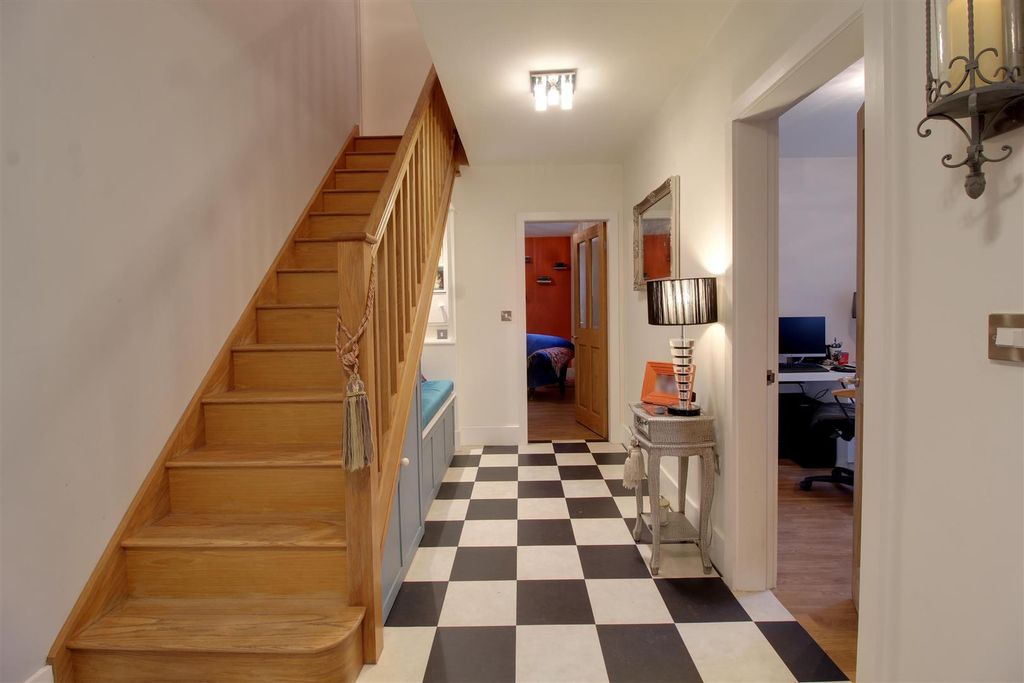 Additional image 18 of 5 bed detached house for salePeplins Way, Brookmans Park AL9
