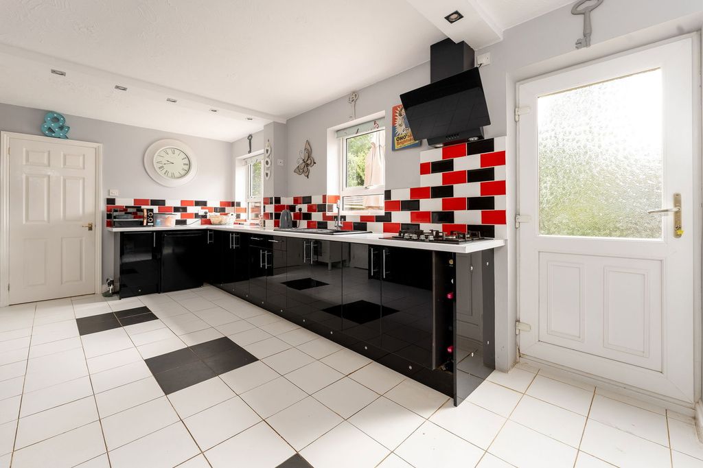 Property photo 2 of 24