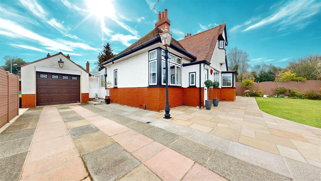 Property photo 2 of 36 Rosebery Road Front Garden