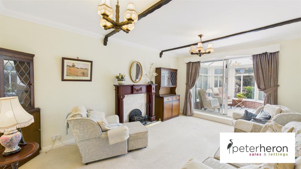 Property photo 2 of 31 Lounge