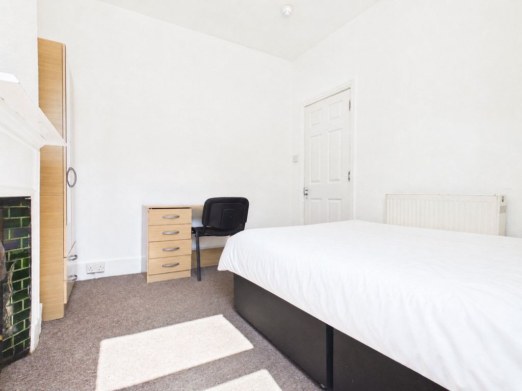 Property photo 1 of 9 Room To Rent