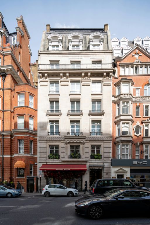 Property photo 1 of 9 982 01 Berkeley St  Jt3 Ltd.Jpg