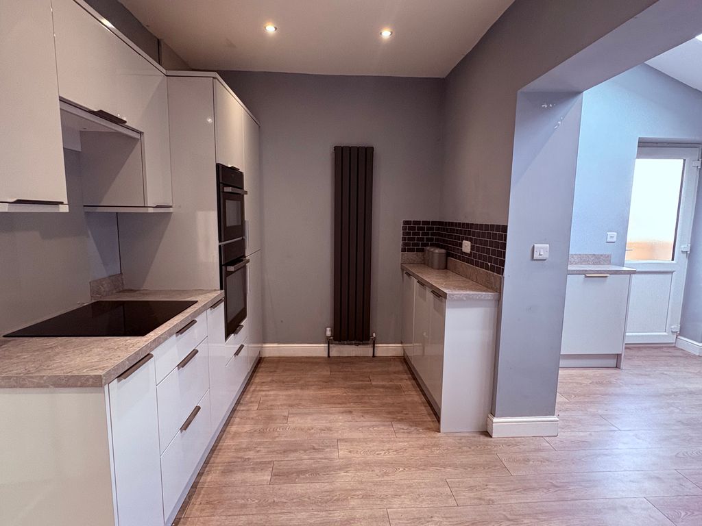 Property photo 1 of 12 Kitchen2