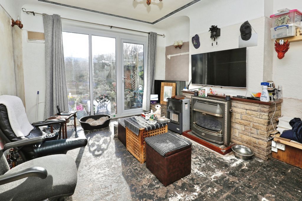 Property photo 3 of 15 Lounge