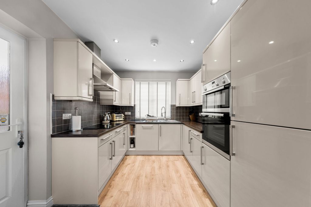 Property photo 3 of 27