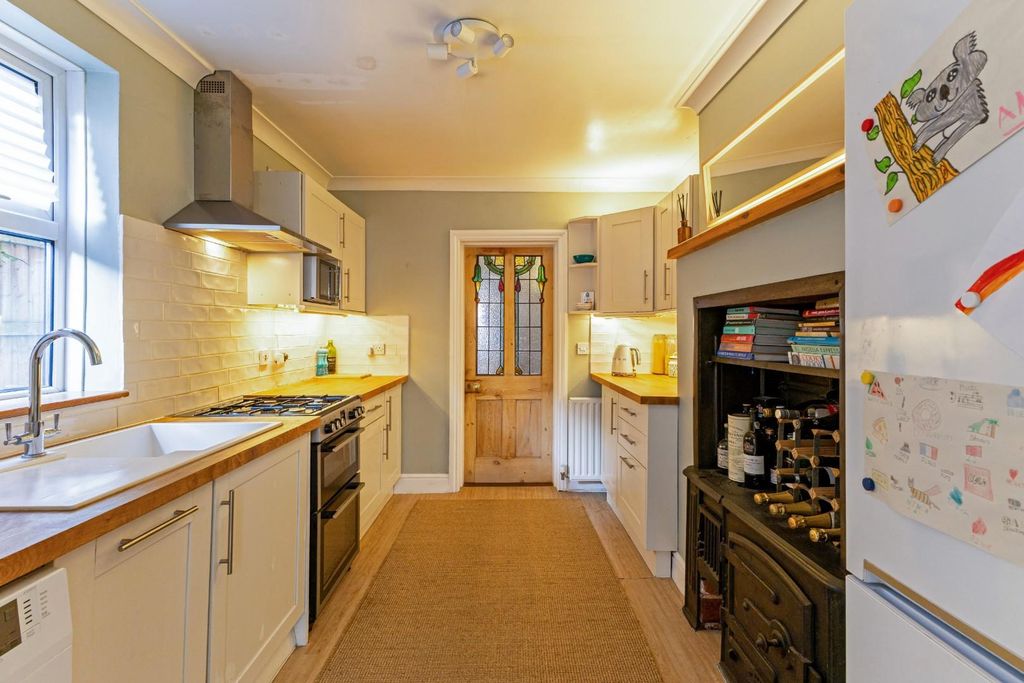 Property photo 2 of 21 5 Harnham Road Kitchen