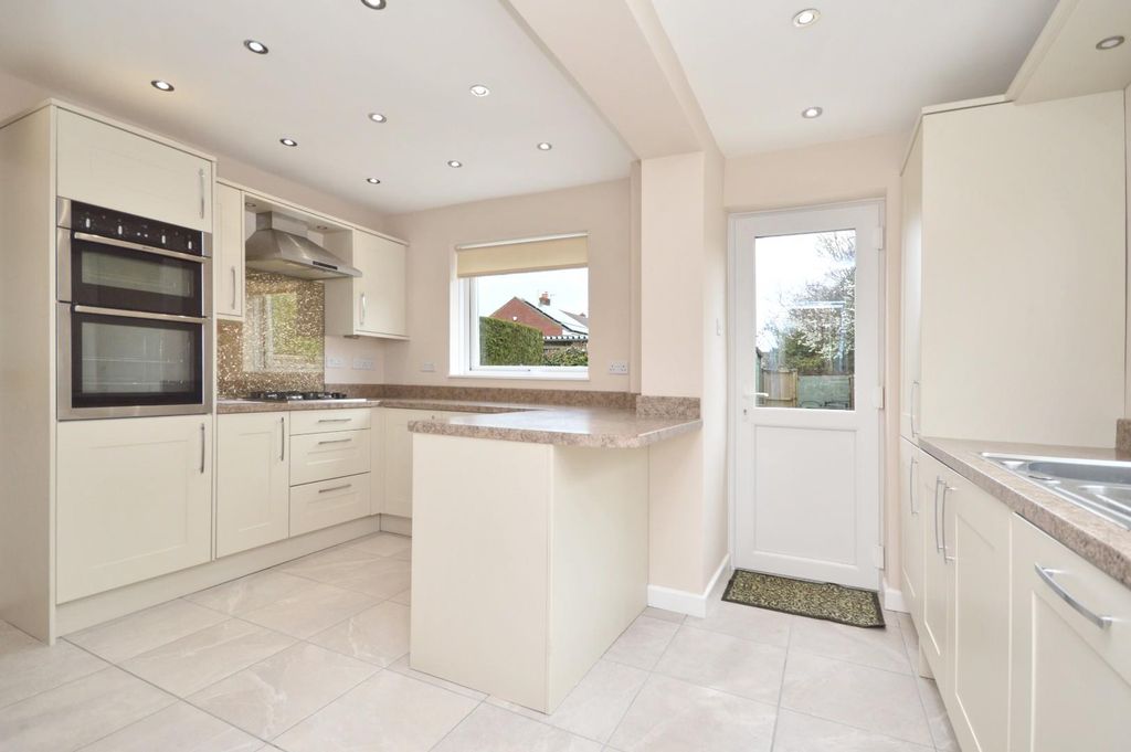 Property photo 3 of 19 Kitchen/Breakfast Room
