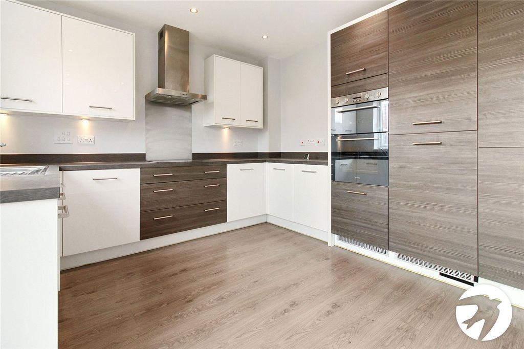 Property photo 3 of 18 Kitchen