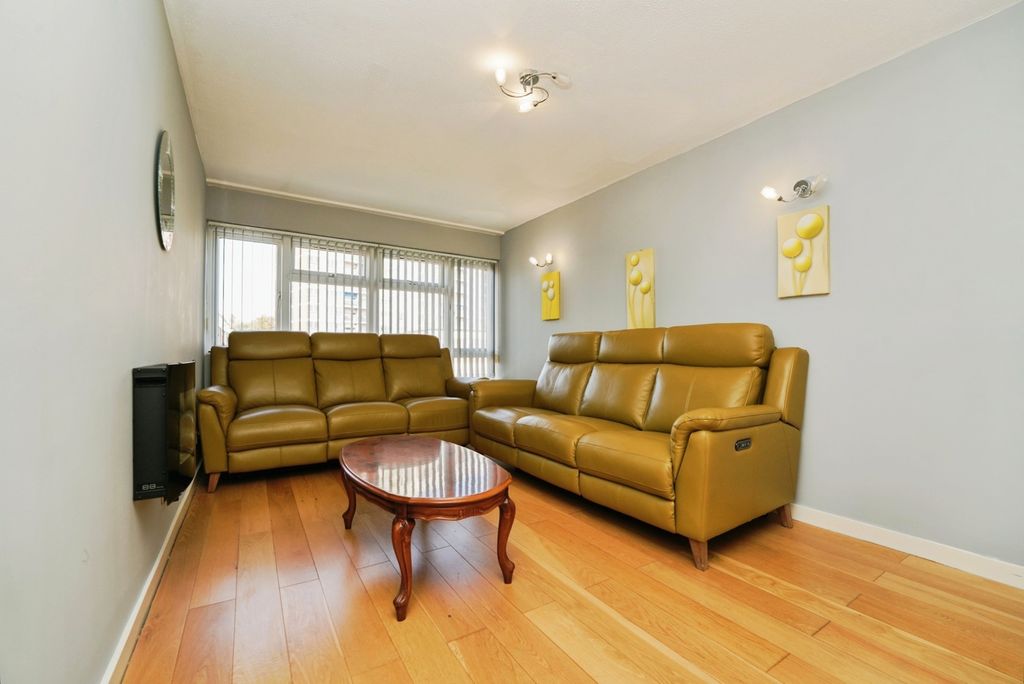 Property photo 3 of 11 Lounge