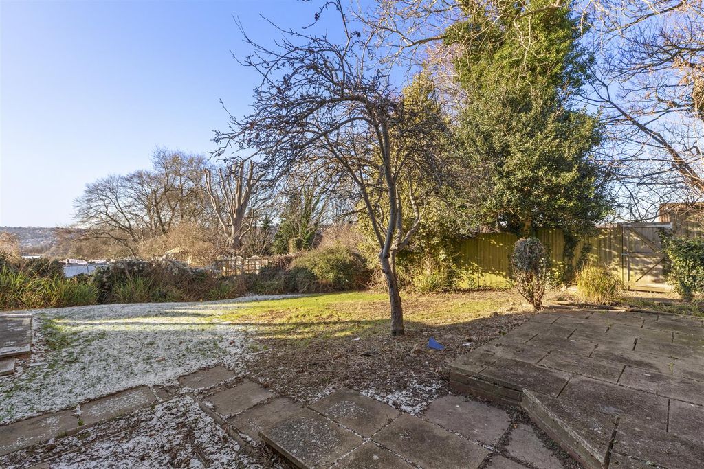 Property photo 3 of 16 8 Foxhill Close, Hp13 5Bl-13.Jpg